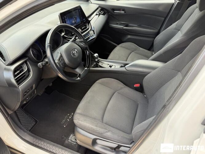 Toyota C-HR 35 toyota C-HR 2017